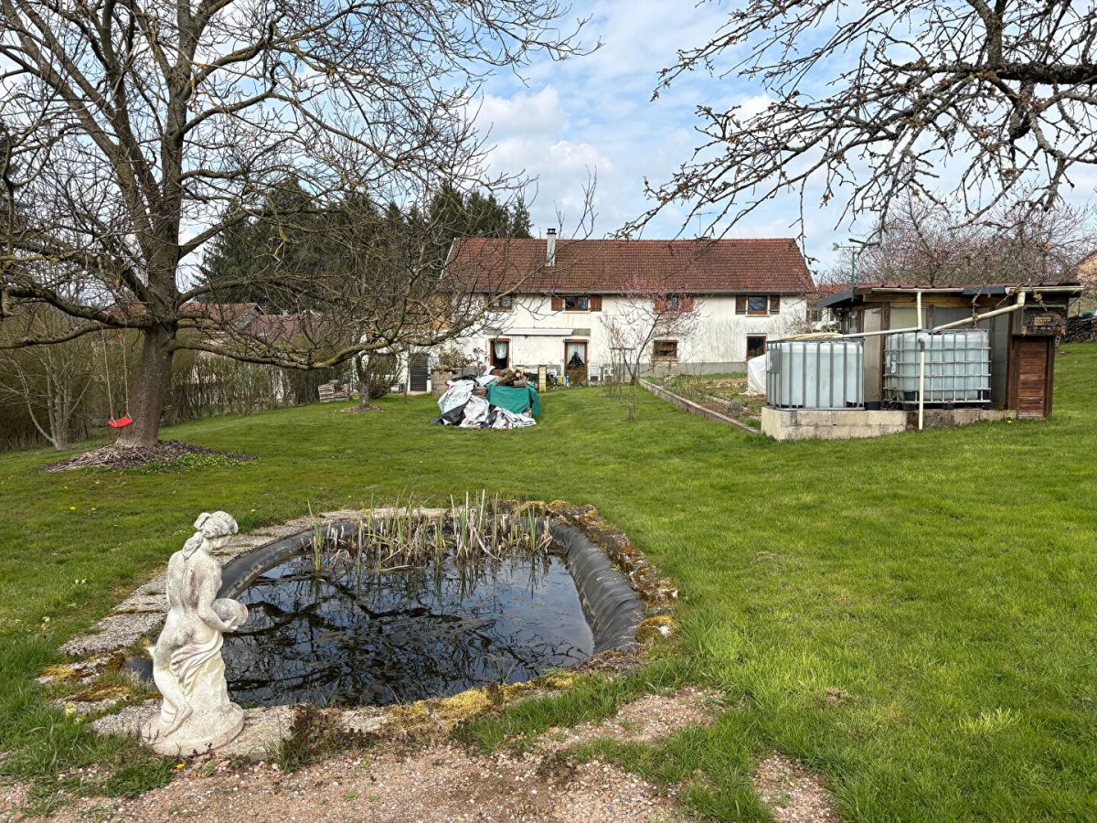 Ancienne ferme rénovée, divisée en deux appartements.